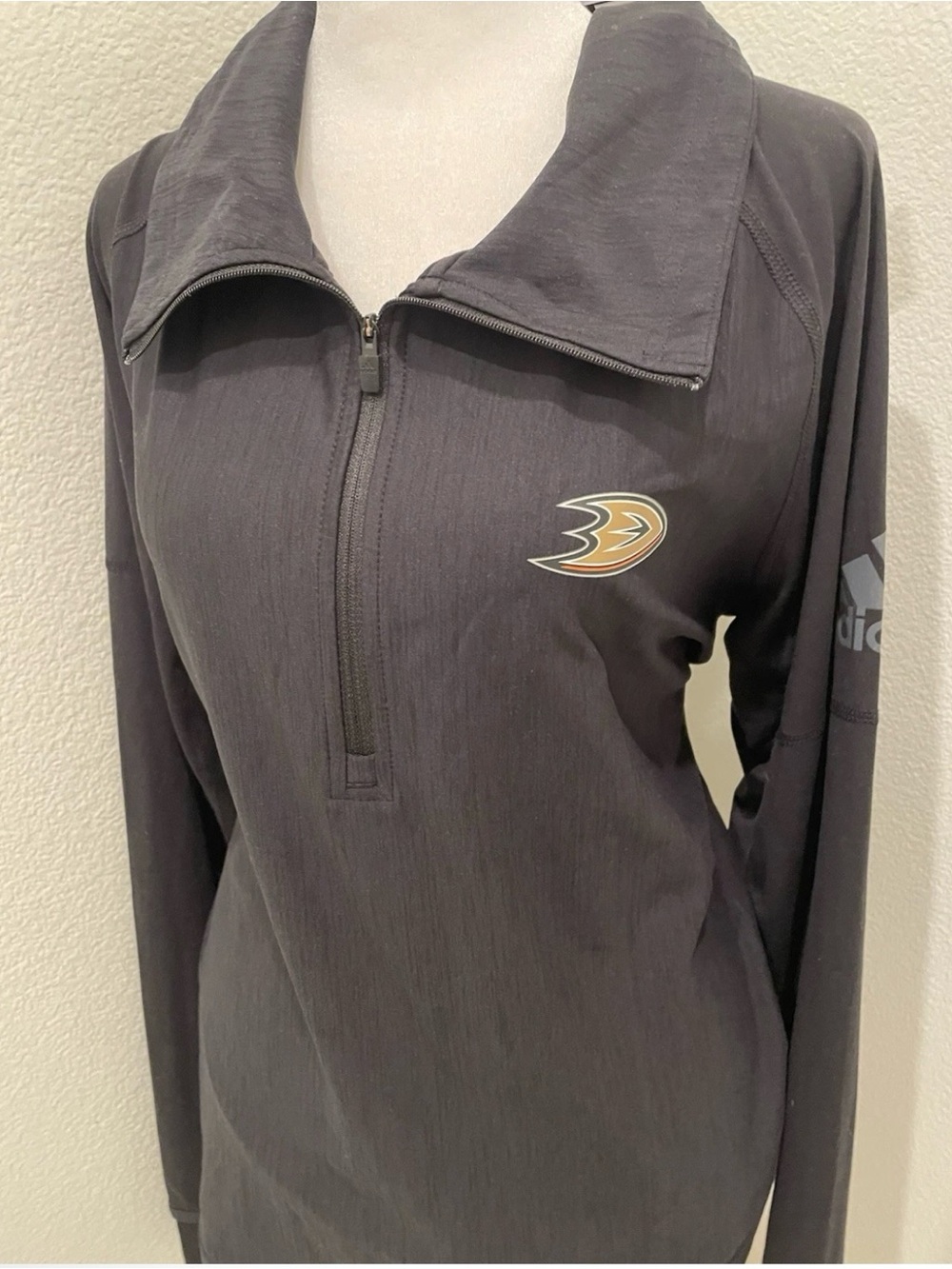 Adidas Anaheim Ducks Women’s 1/4 Zip Pullover — Authentic NHL Collection slimfit - Picture 9 of 10